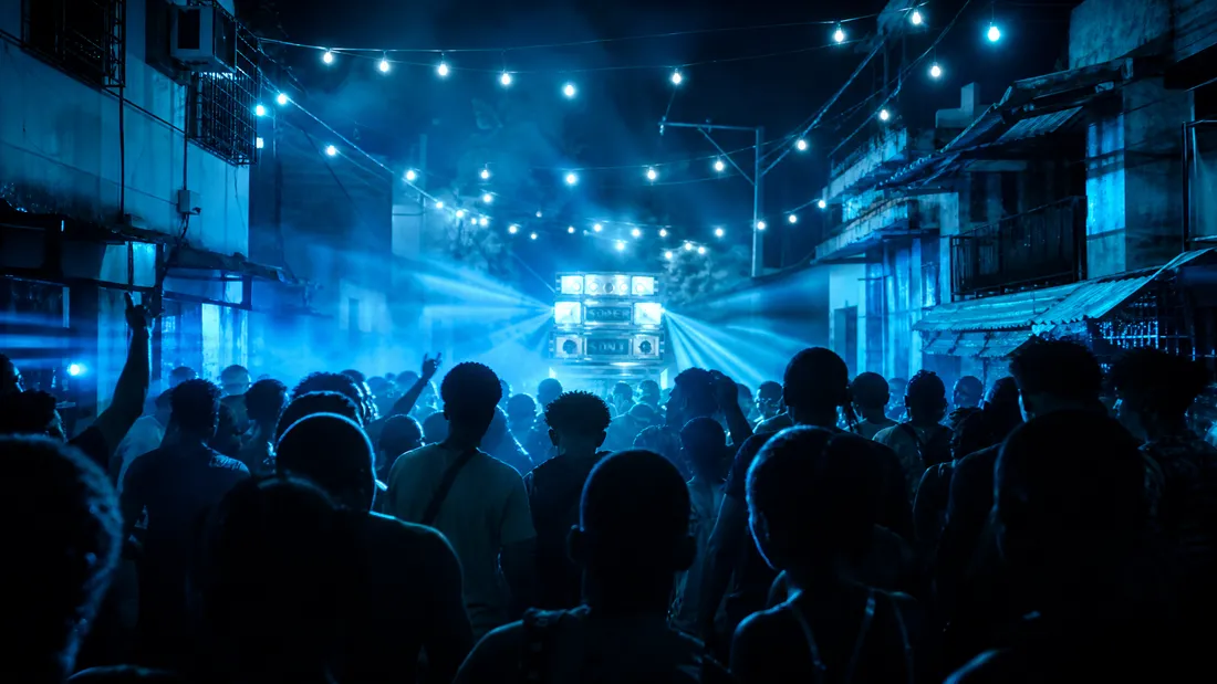 La verbena en pleno: la multitud baila frente al picó bajo luces azules